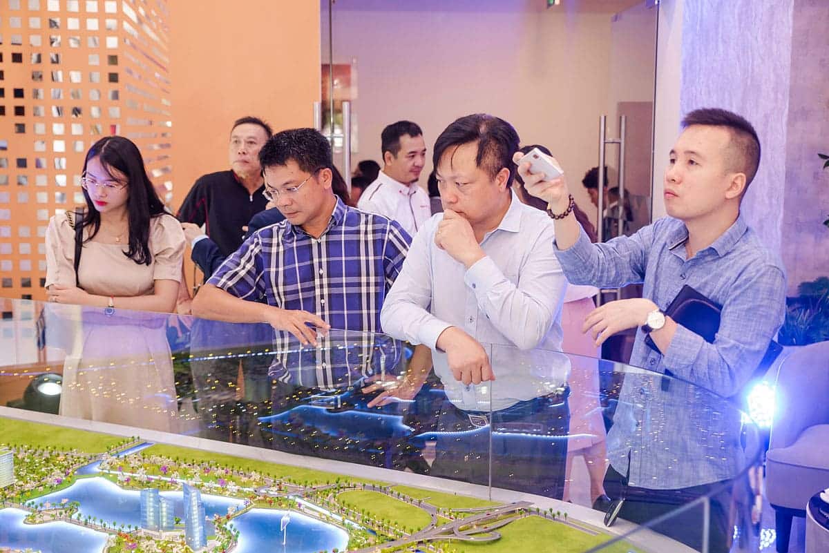 Khách hàng tìm hiểu khu đô thị Gamuda City tại không gian trải nghiệm Gamuda Land Experience Lounge. Ảnh: Gamuda Land Việt Nam.