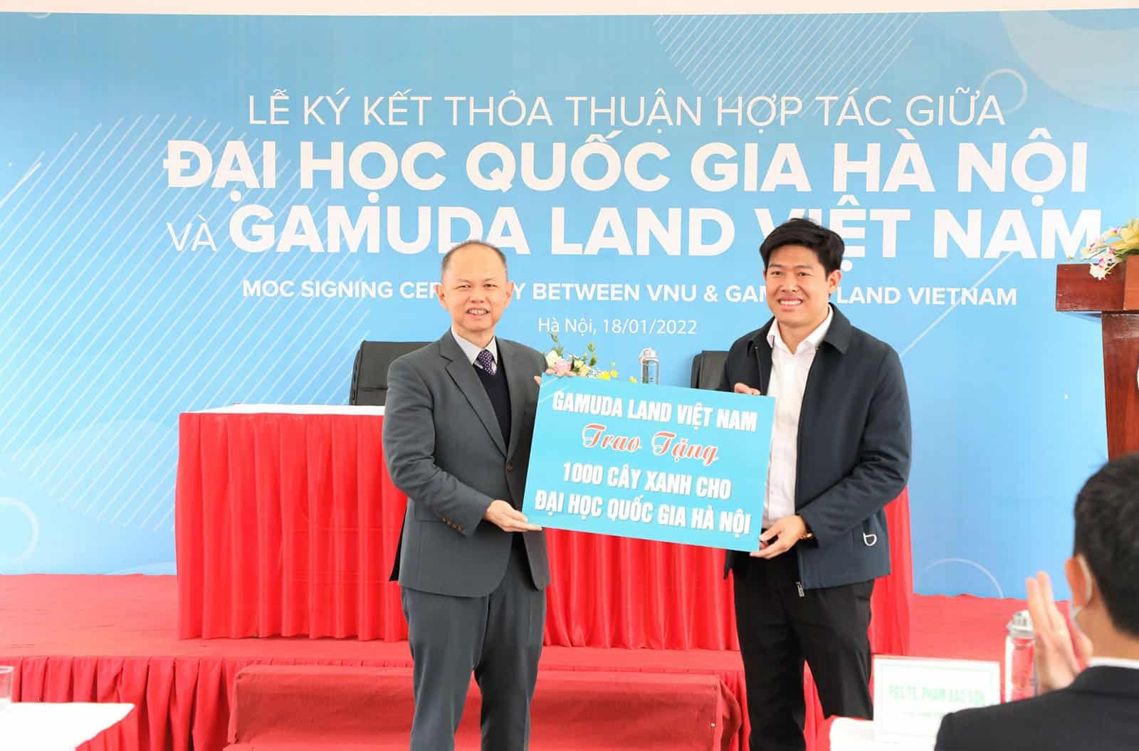 Gamuda Land Việt Nam trao tặng 1.000 cây xanh cho Đại học Quốc gia Hà Nội. Ảnh: Gamuda Việt Nam.