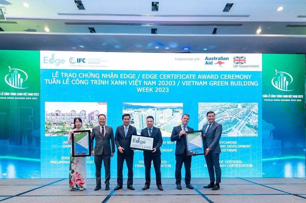 Ông Angus Liew - Chủ tịch Hội đồng thành viên Gamuda Land Việt Nam (thứ hai từ trái qua) nhận chứng nhận EDGE Advanced.